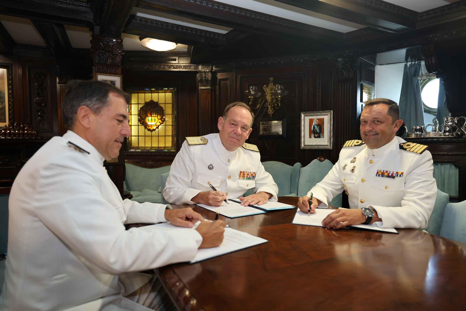 El nuevo comandante del Elcano,  José María de la Puente, a la derecha de la imagen, junto al anterior comandante y Almirante de Acción Marítima en la entrega de mando en el buque.