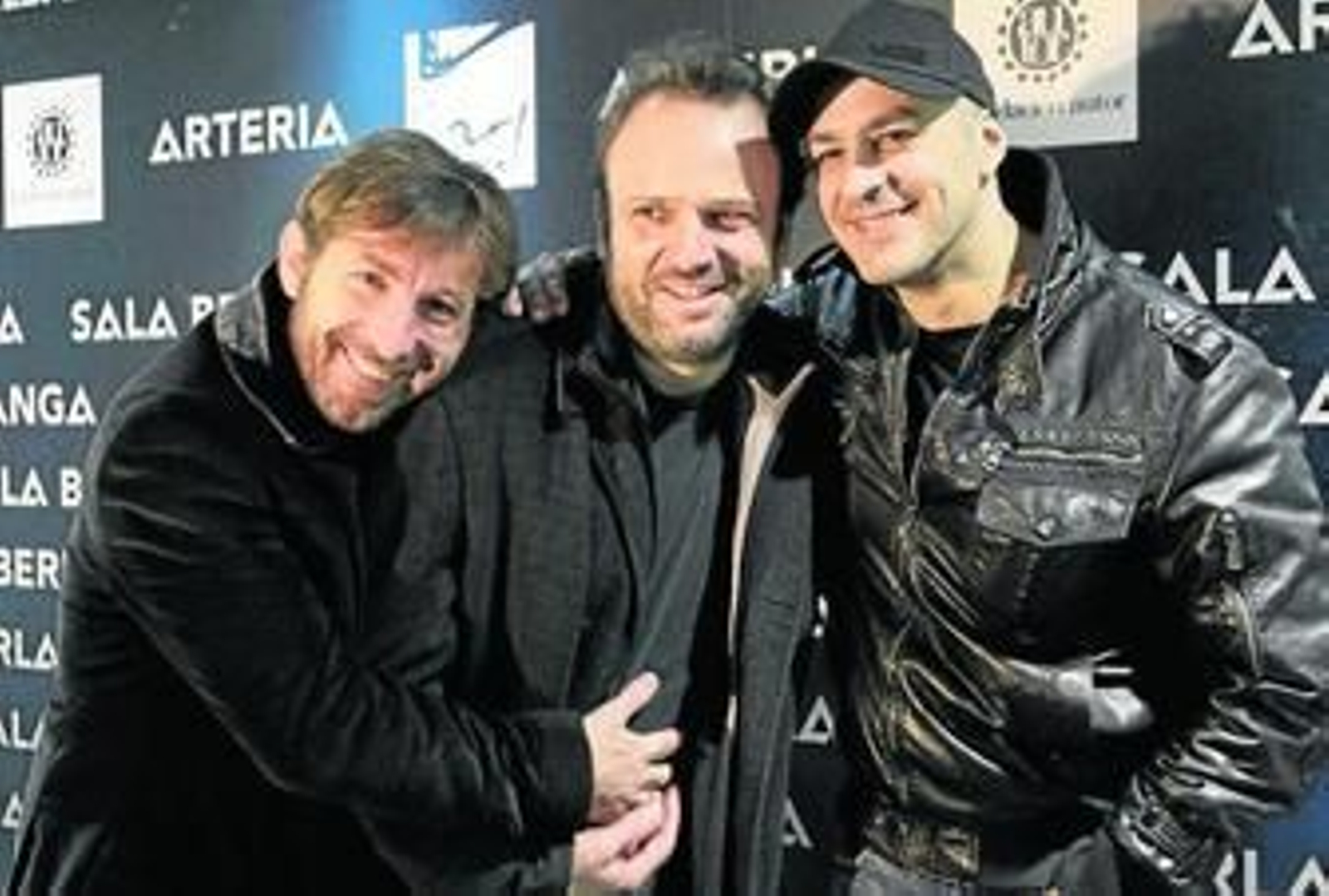 El autor de cine y teatro Juan Cavestany posa entre los actores Antonio de la Torre y Roberto Álamo.