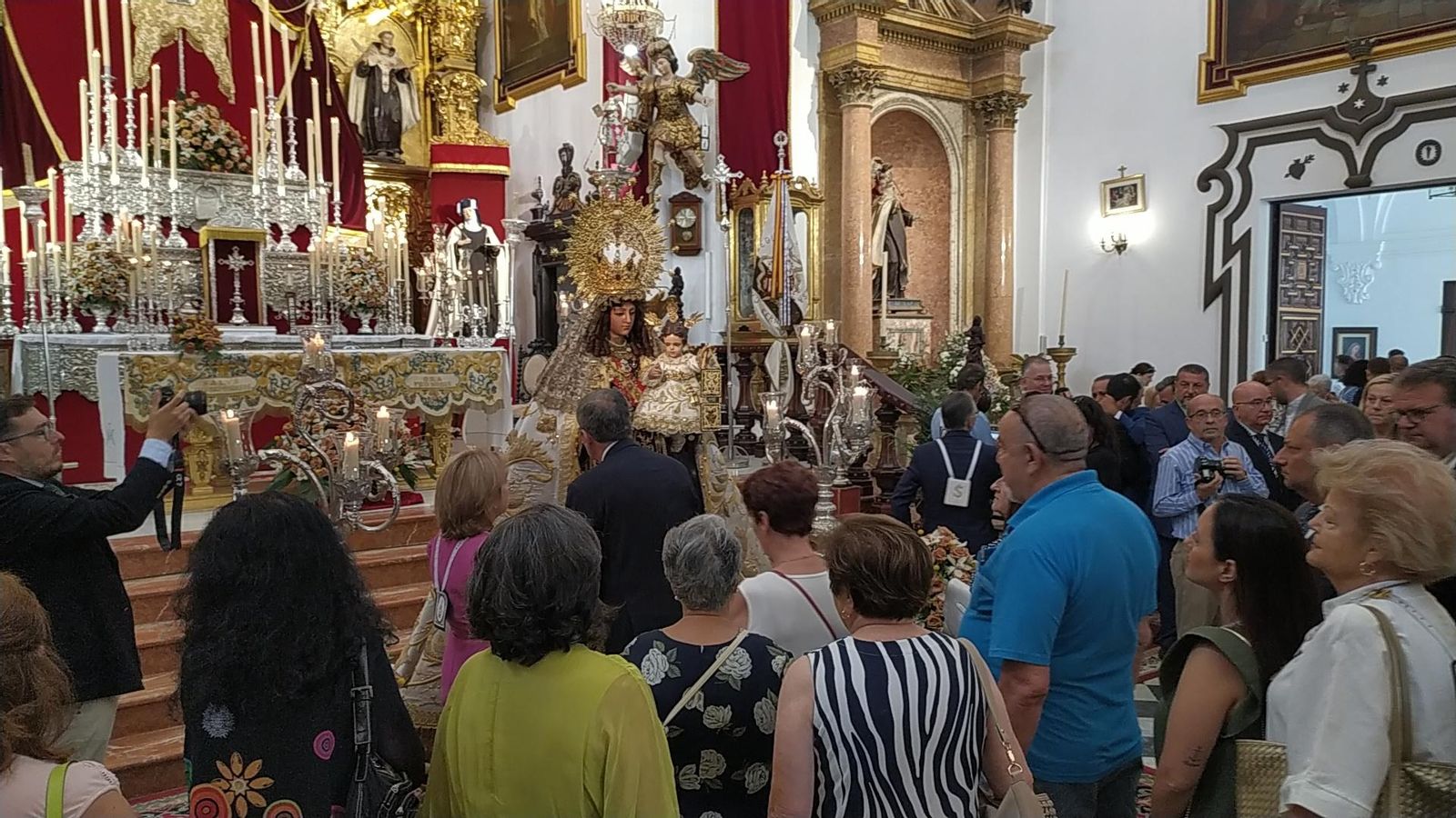 Multitud de isleños en el besamanos a la Patrona.