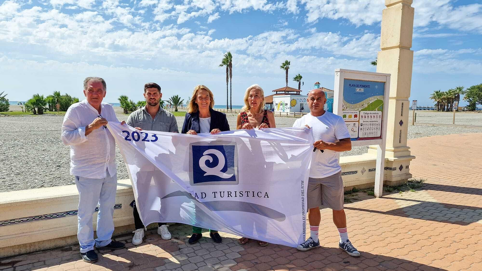 La bandera ‘Q’ de Calidad ondea en las playas de Motril como "símbolo de  excelencia turística"
