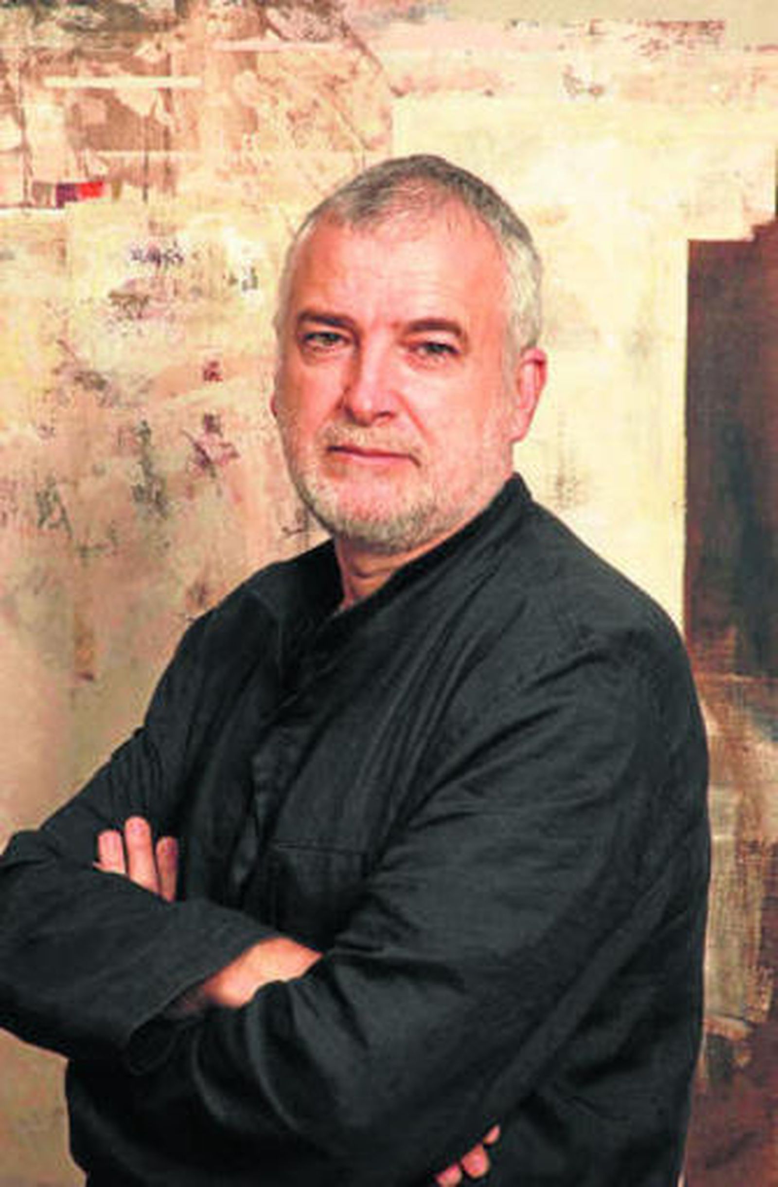 El artista Manolo Cano posa ante su obra.