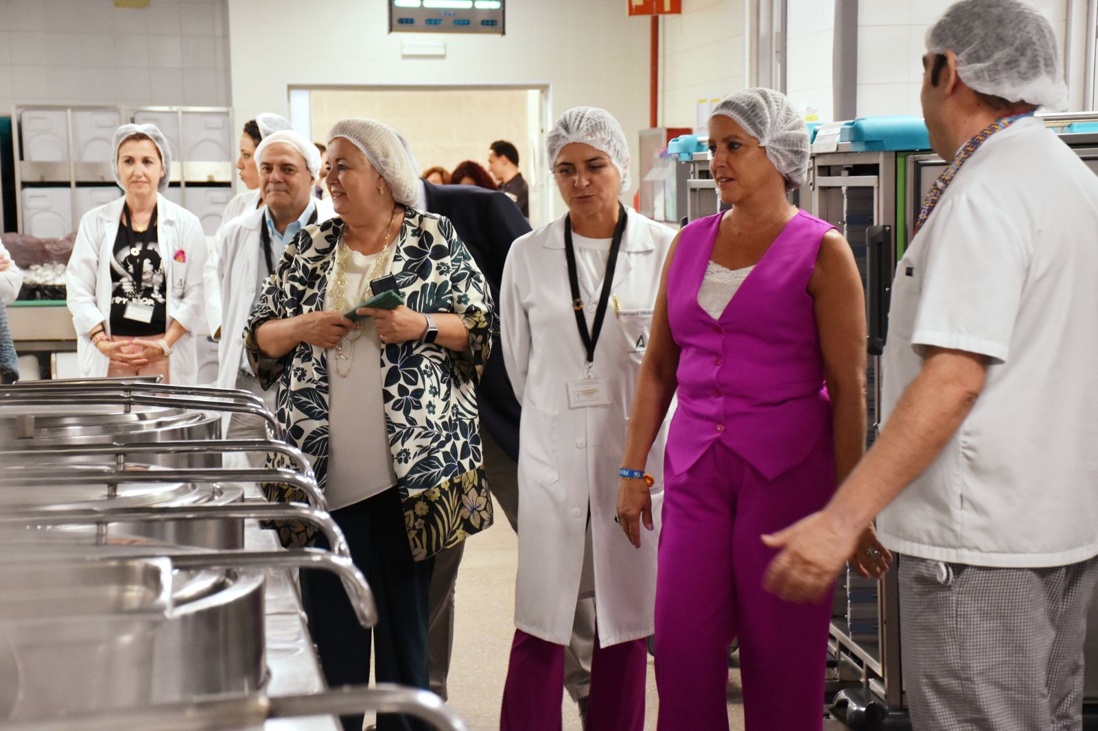 Visita de la Consejera de Salud y Consumo de la Junta de Andalucía, Catalina García, a las cocinas del Hospital Juan Ramón Jiménez.