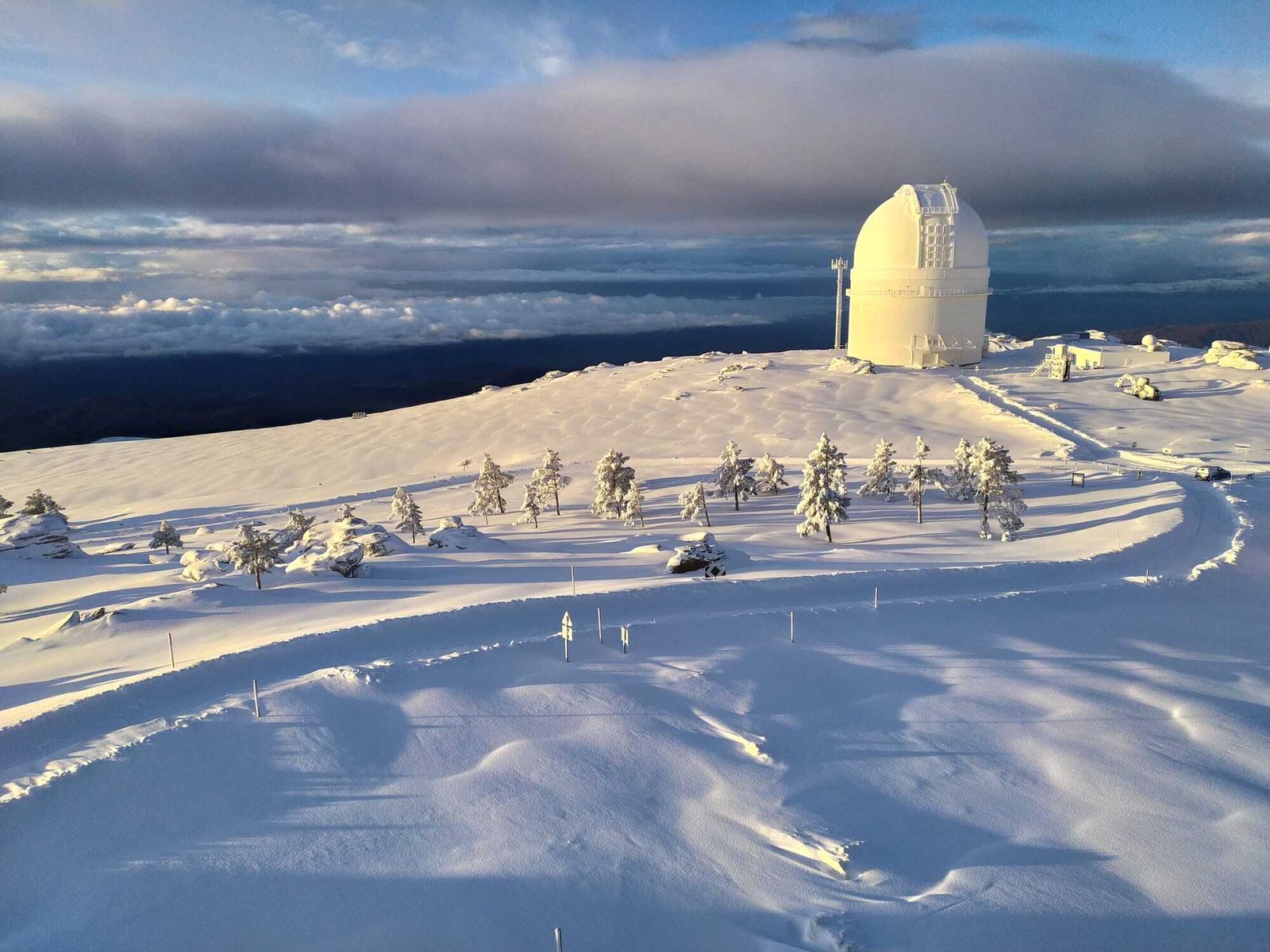 Imágenes del amanecer desde las cúpulas del observatorio de Calar Alto esta mañana