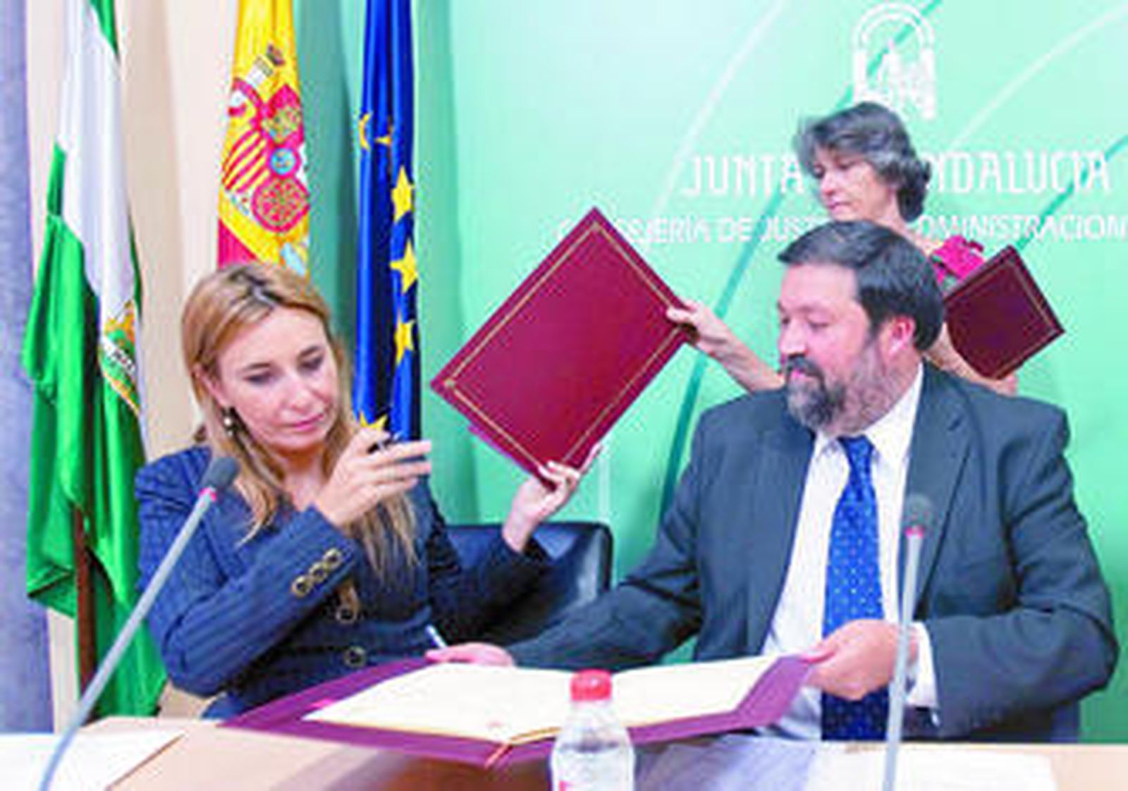 La consejera de Justicia y Administración Pública, Begoña Álvarez, y el ministro de Justicia, Francisco Caamaño, ayer.