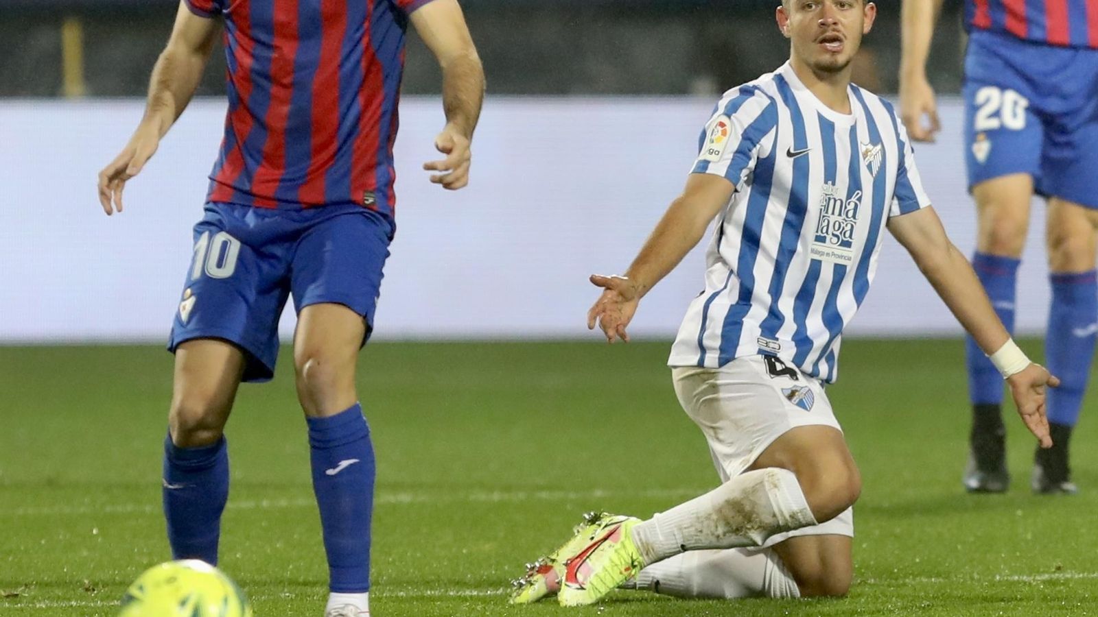 Dani Lorenzo protesta en el suelo.