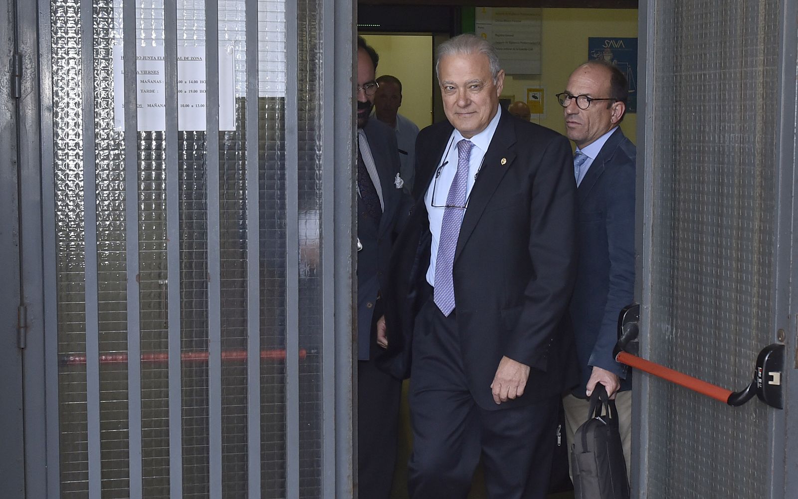 El ex consejero de la Junta de Andalucía Ángel Ojeda, en la puerta de la Audiencia de Sevilla.