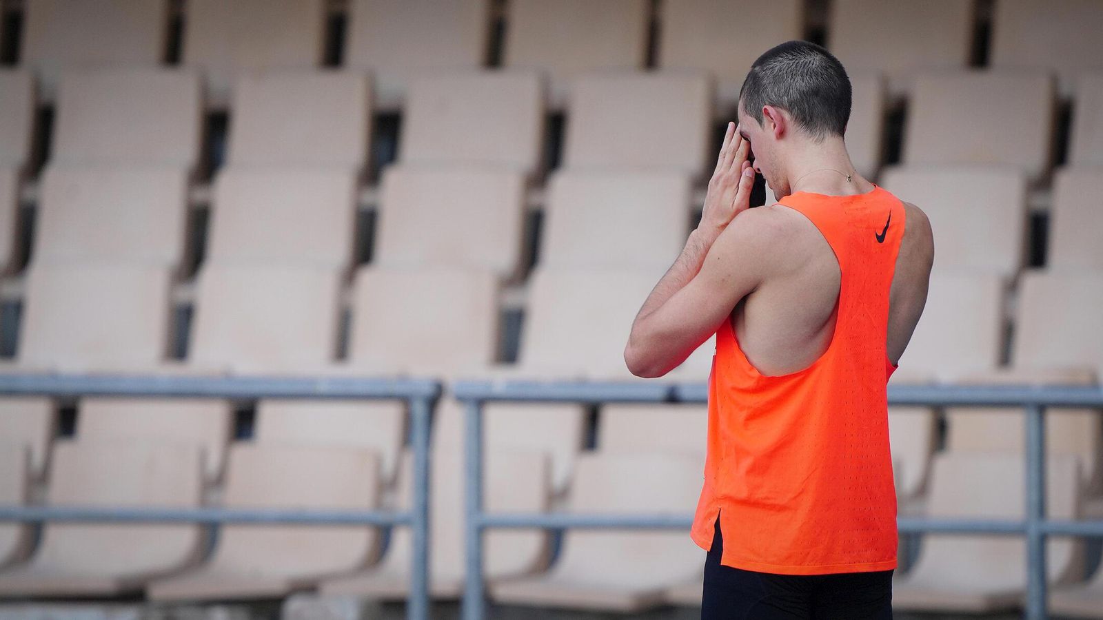 El atleta español se concentra antes de la carrera.
