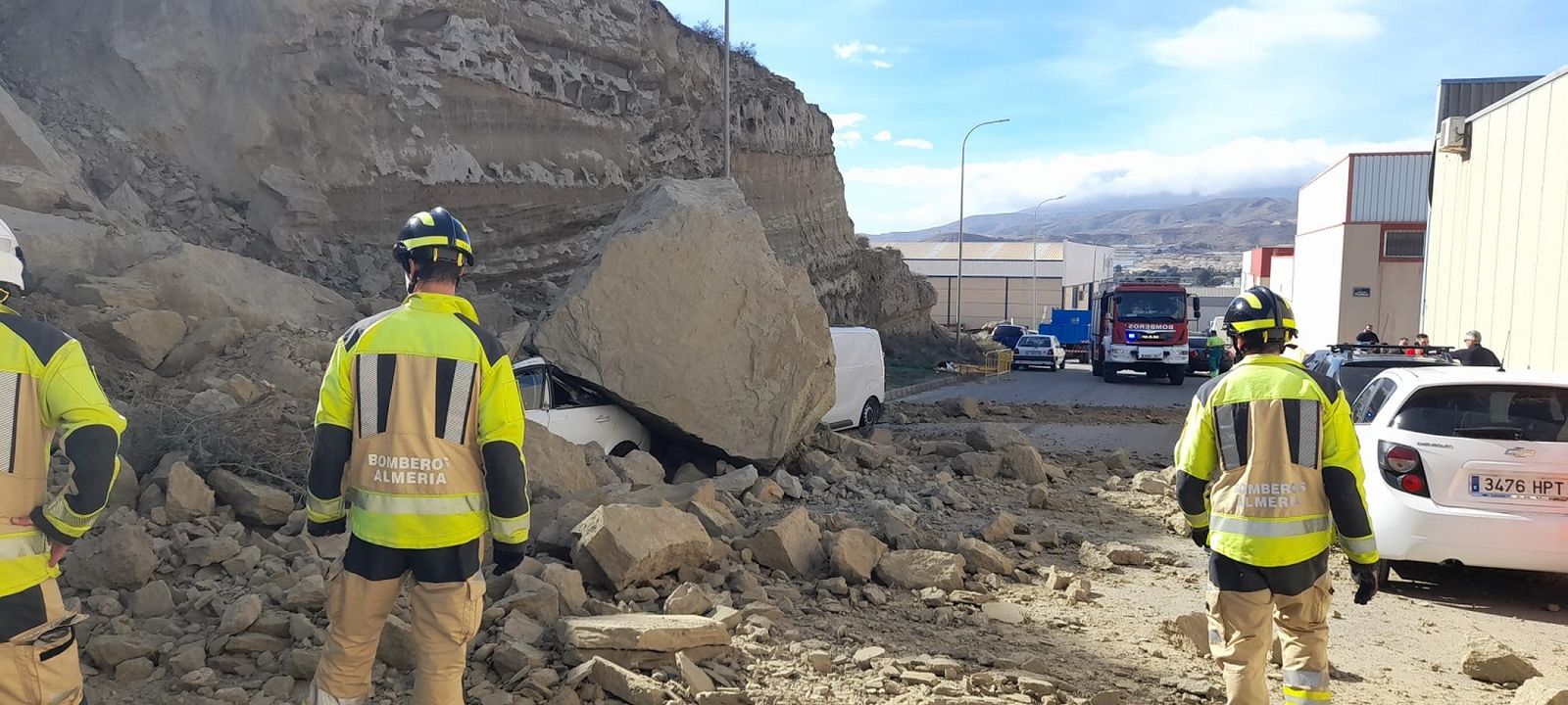 Las imágenes del derrumbe de un cerro en el polígono La Juaida