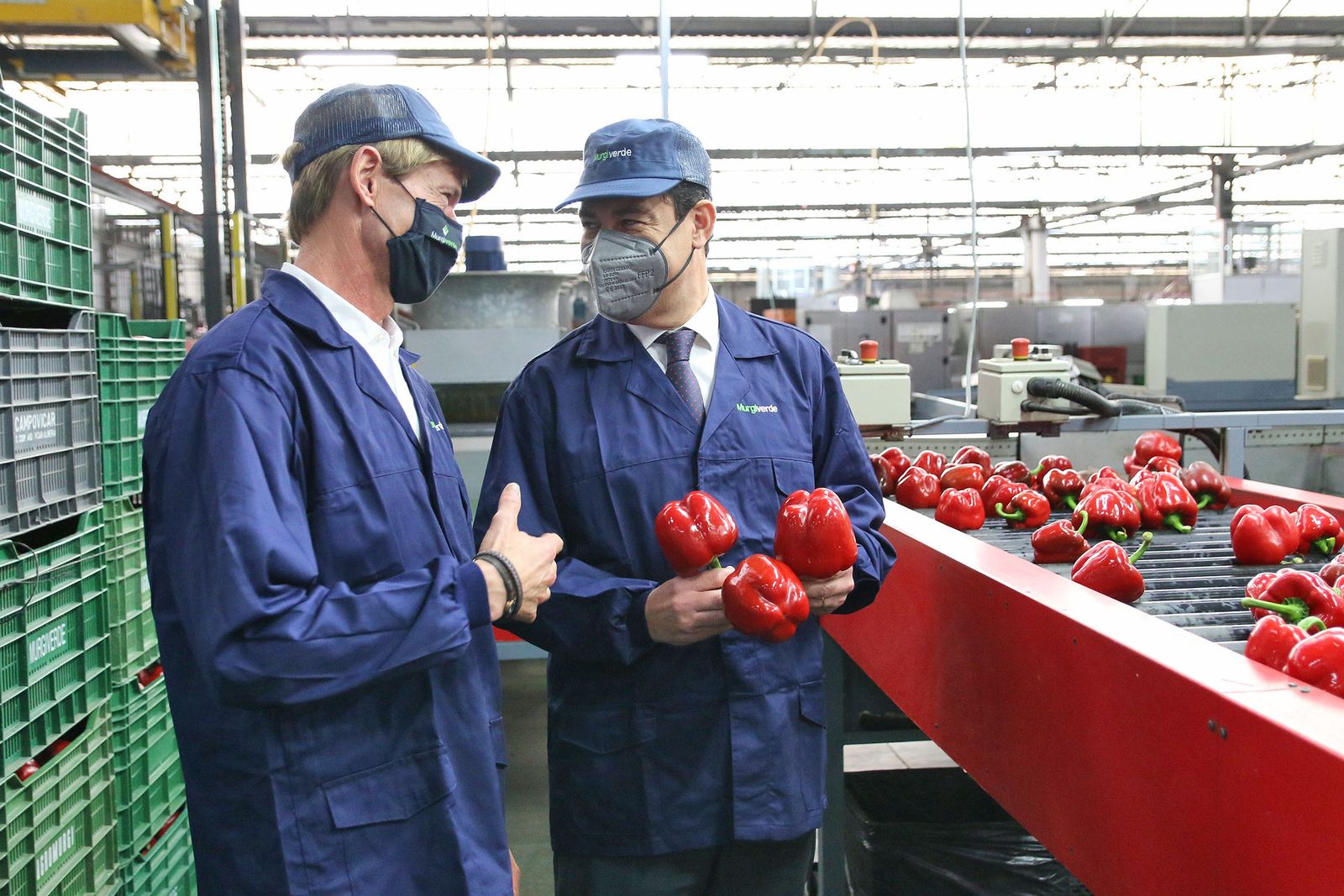 Fotogalería Juanma Moreno visita la cooperativa Murgiverde