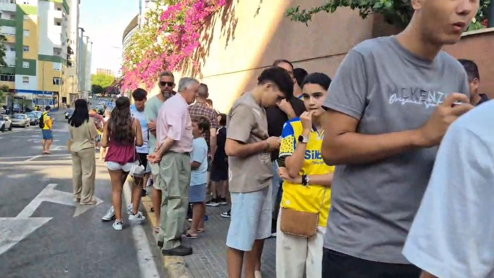 La larga cola para la presentación de Suso como jugador del Cádiz CF en el Nuevo Mirandilla
