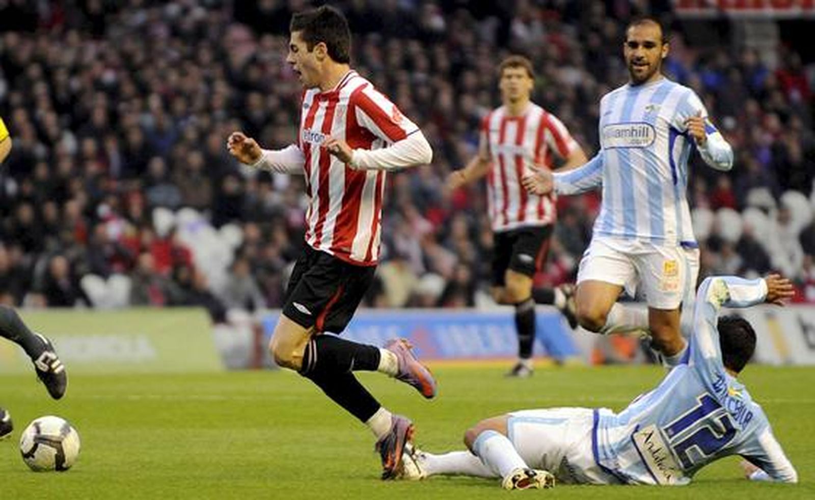 El malaguista Benachour realiza una entrada al local Castillo. 

Foto: EFE/ MIGUEL TOÑA