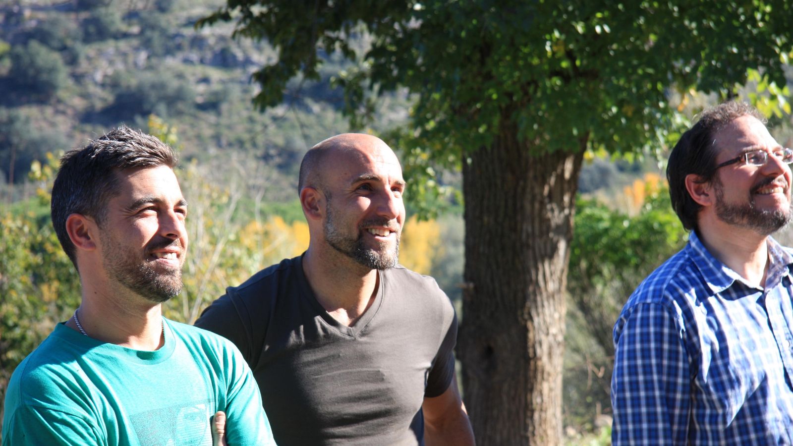 Umar del Pozo (en el centro) junto a otros compañeros de la comunidad en la parcela.