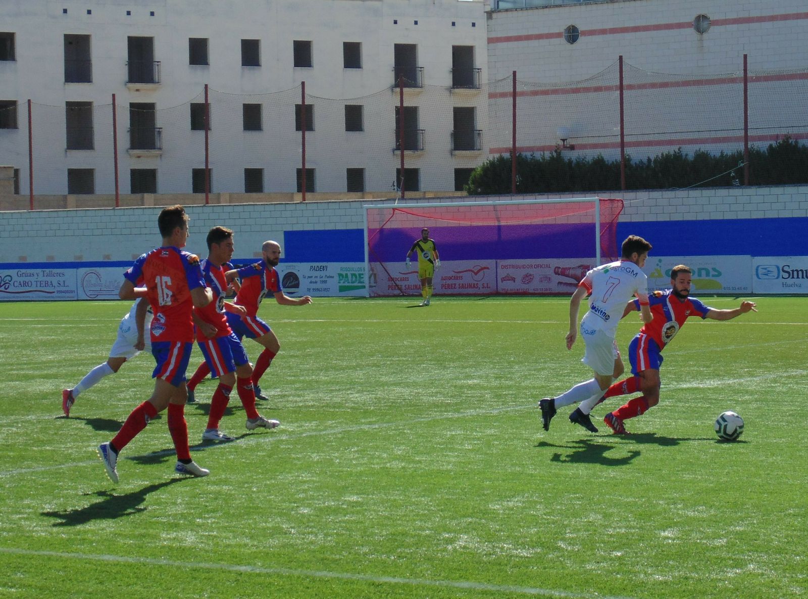 Los jugadores del Aroche presionan a los de La Palma