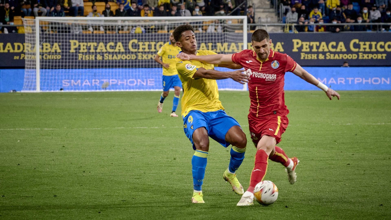 Partido de fútbol entre el Cádiz CF y el Getafe CF.