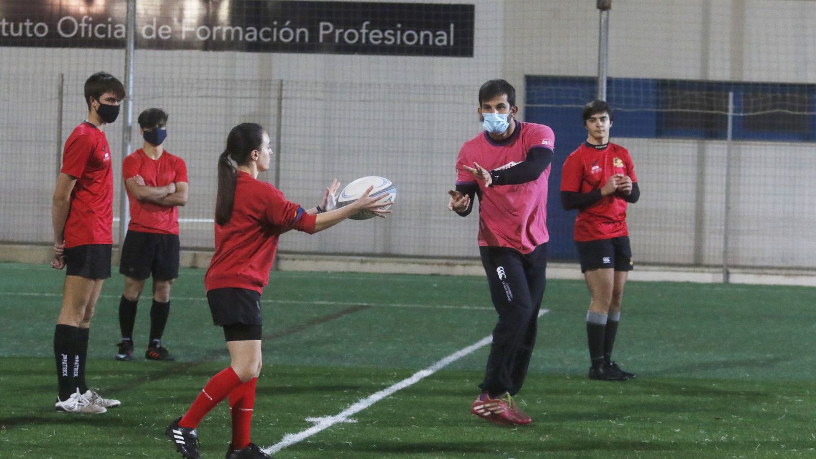 El internacional español de Seven da un pase lateral a una jugadora.