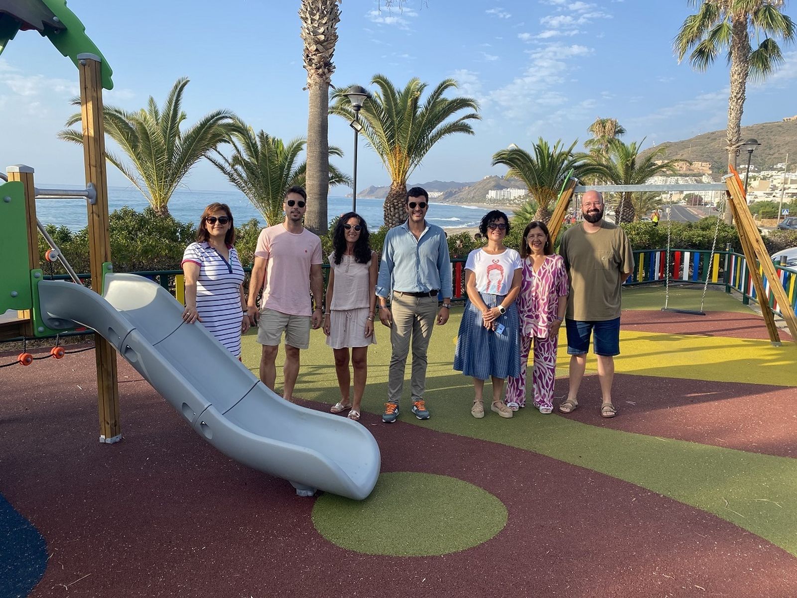 El alcalde y equipo de gobierno en uno de los nueve parques infantiles de Mojácar