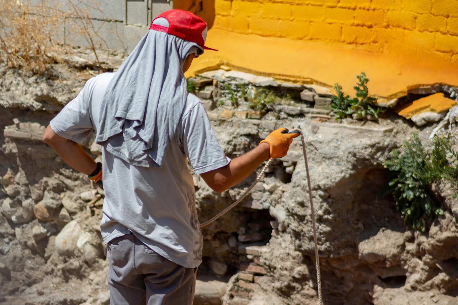 Un obrero trabaja a pleno sol.