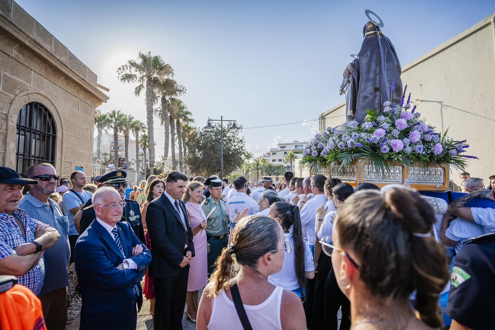 La procesión de la Virgen del Carmen y Santa Ana pone el broche final a las fiestas del Puerto de Roquetas