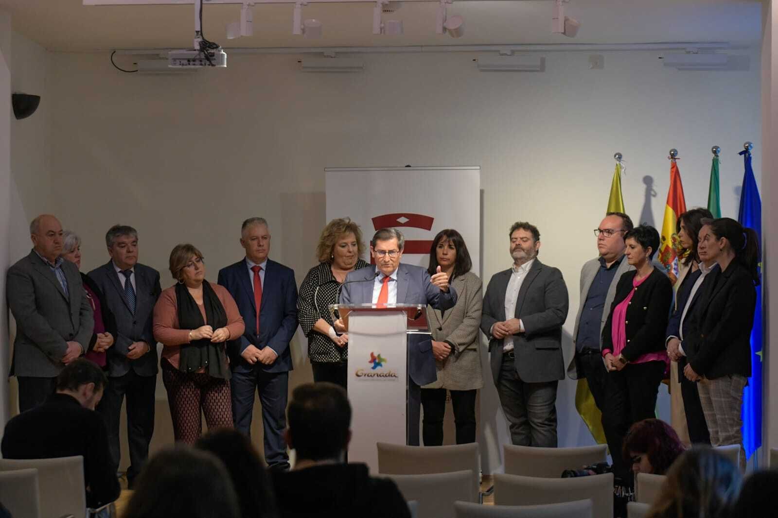 José Entrena, junto con el resto de diputados provinciales de Granada