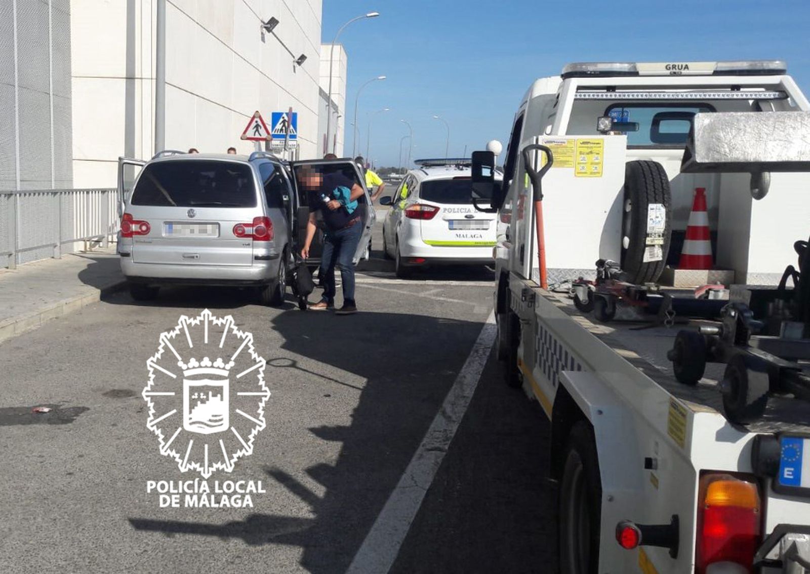 Taxis piratas inmovilizados por la Policía en el aeropuerto de Málaga, en una imagen de archivo.