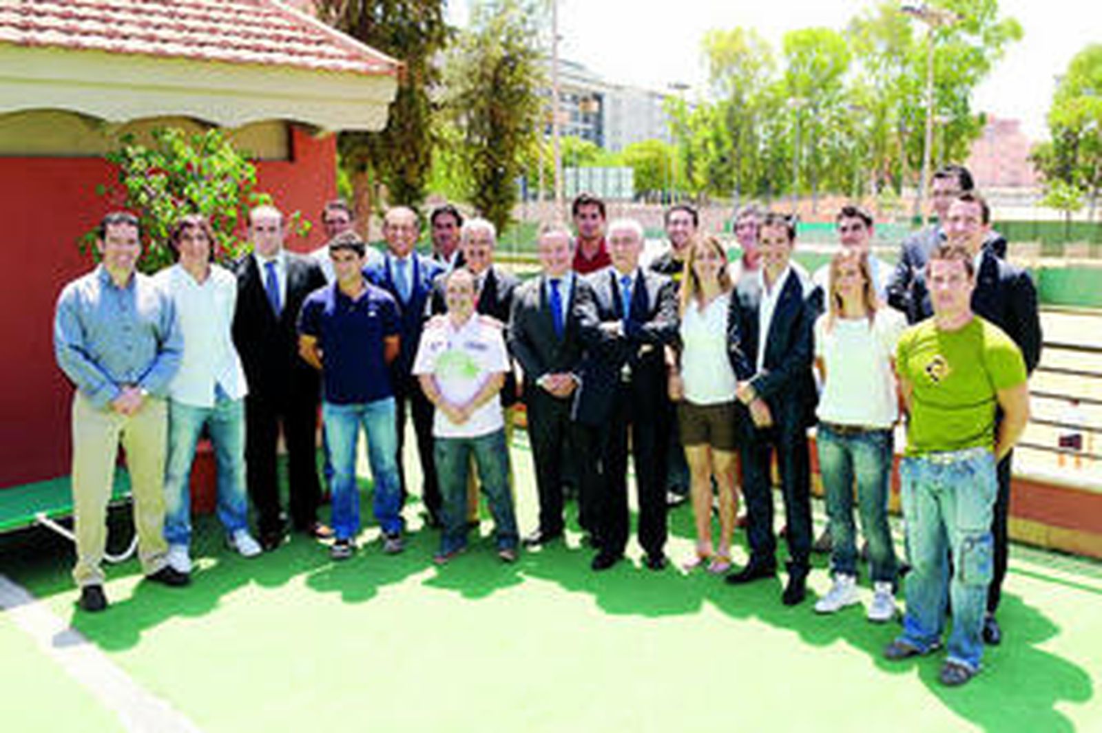 Asistentes a la firma del convenio.