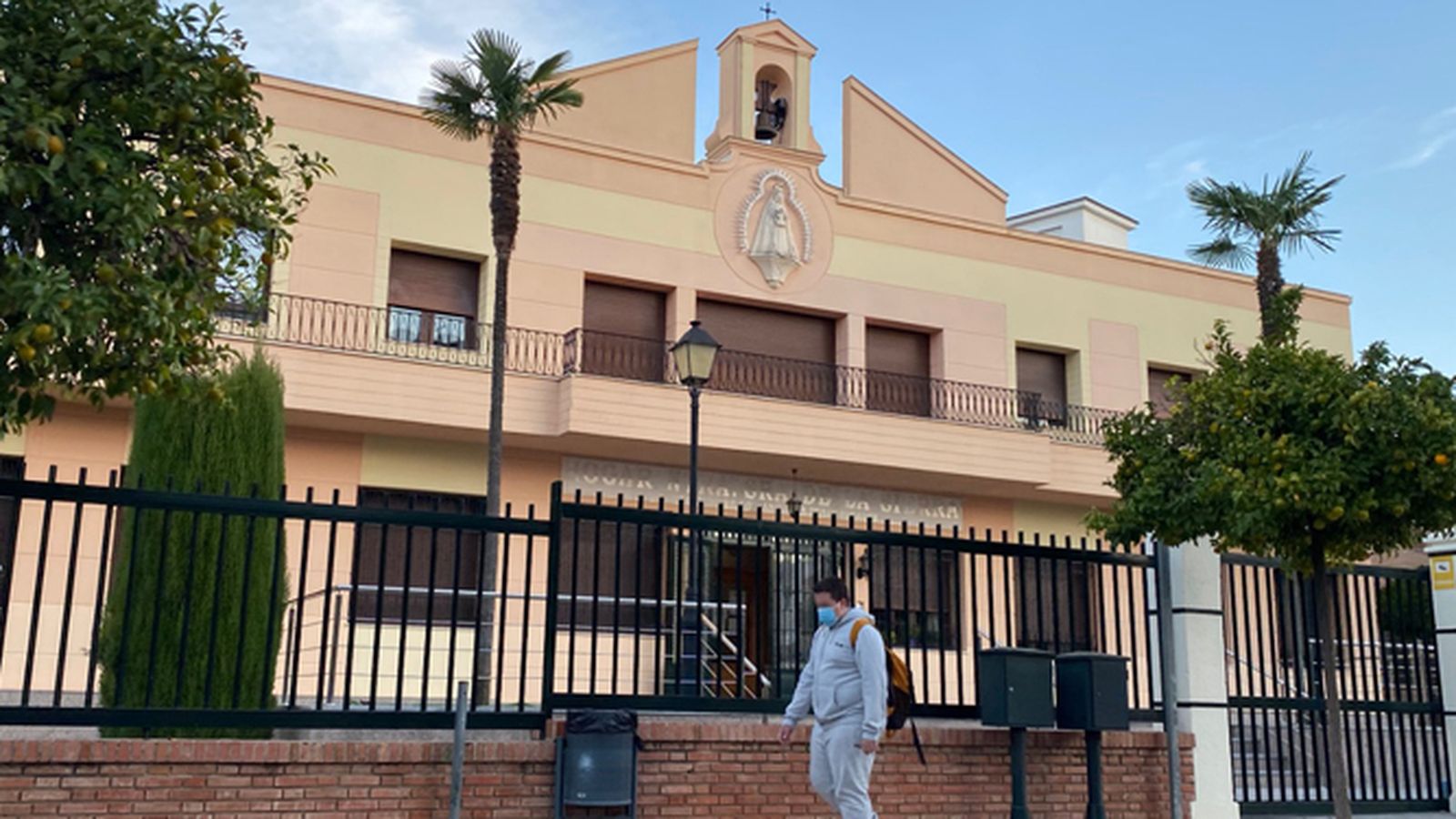Fachada principal de la residencia Nuestra Señora de la Sierra de Cabra.