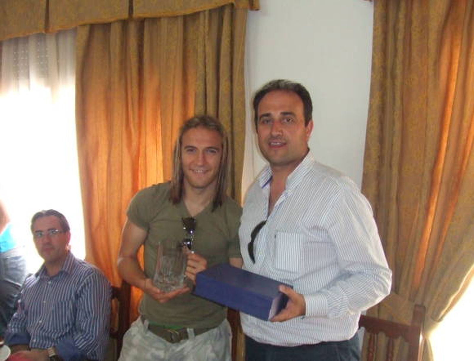 El jugador del Sevilla Diego Capel visita el colegio San Gregorio