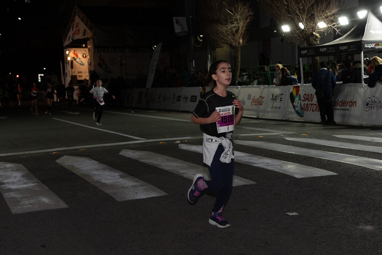 En imágenes: 2.000 atletas brillan con luz propia en la infantil de la Carrera de San Antón 2026
