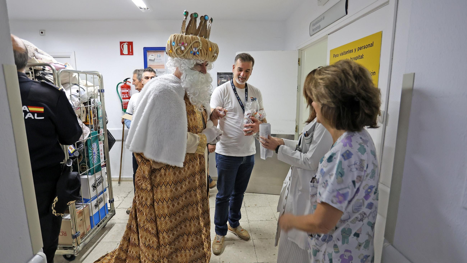 La Policía Nacional realiza su tradicional entrega de regalos en el Hospital de Jerez