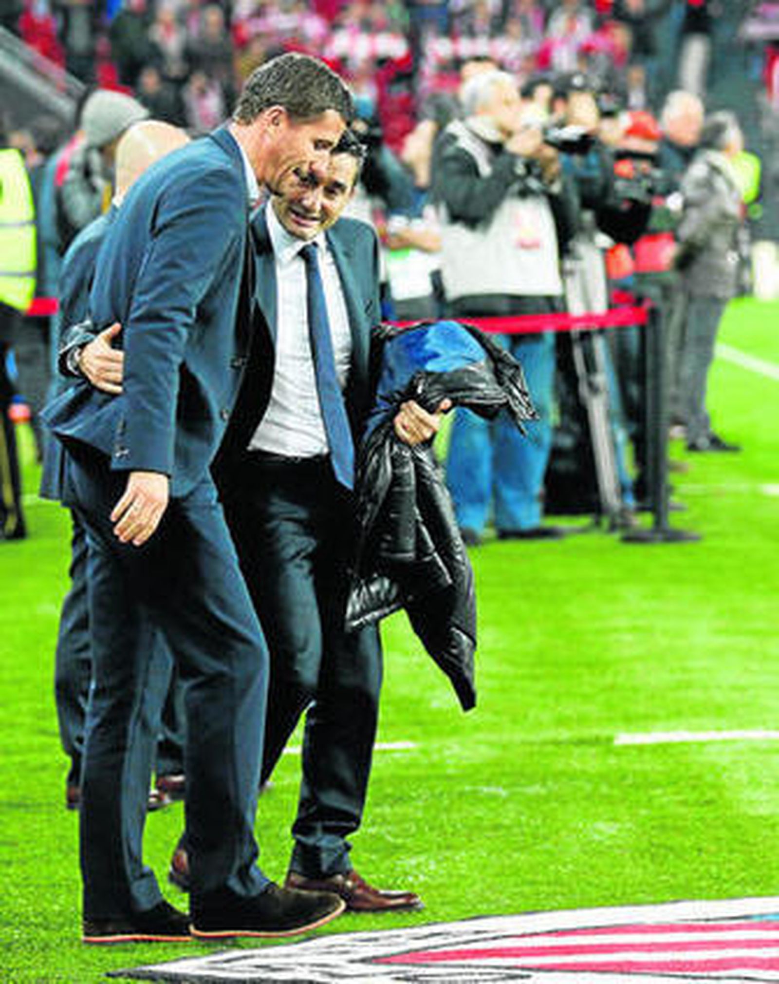 Javi Gracia y Ernesto Valverde se saludan antes del partido.