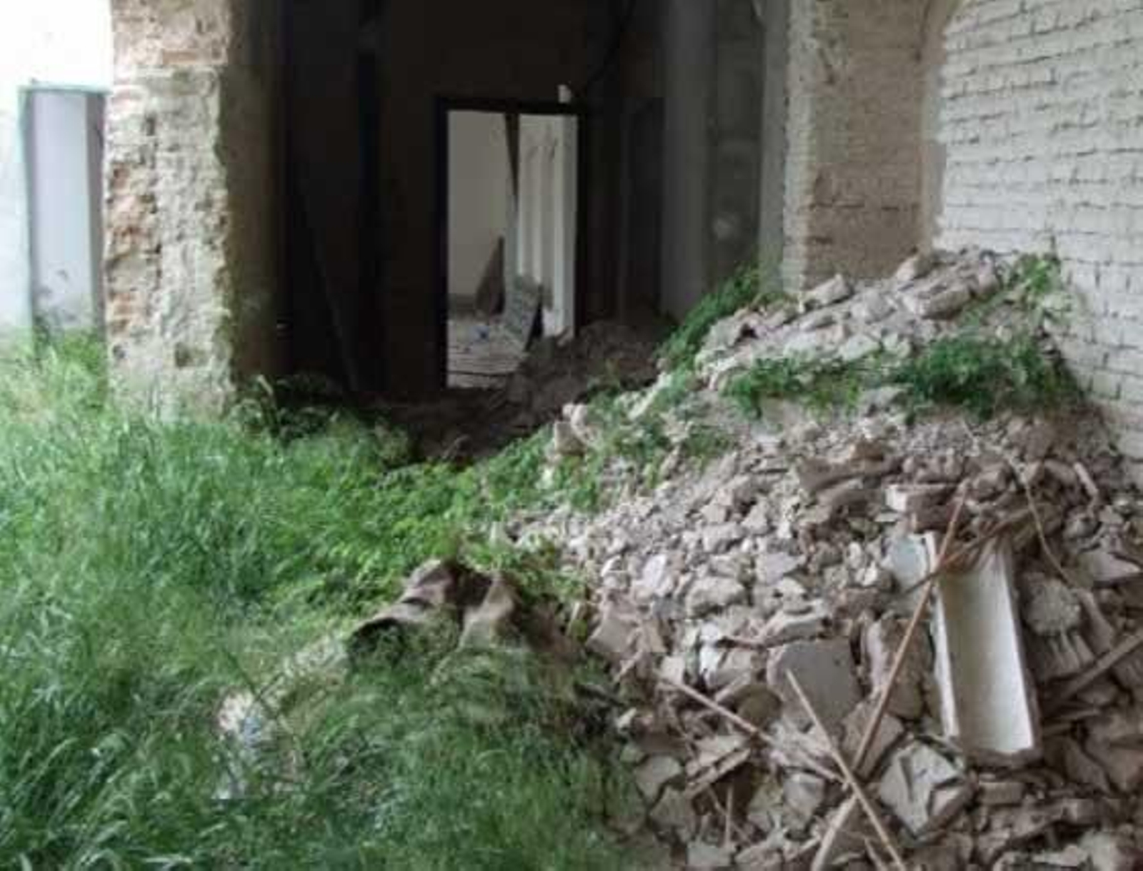 Escombros apilados junto a la pared.