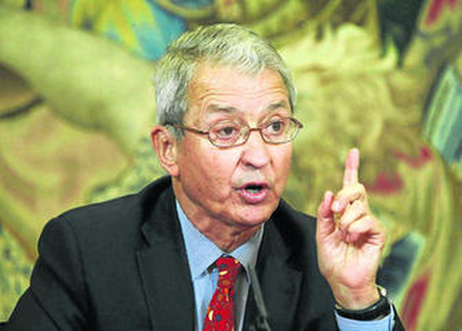 Miguel Cabanela, experto en cirugía reconstructiva, ayer en la rueda de prensa para dar a conocer el estado del Rey