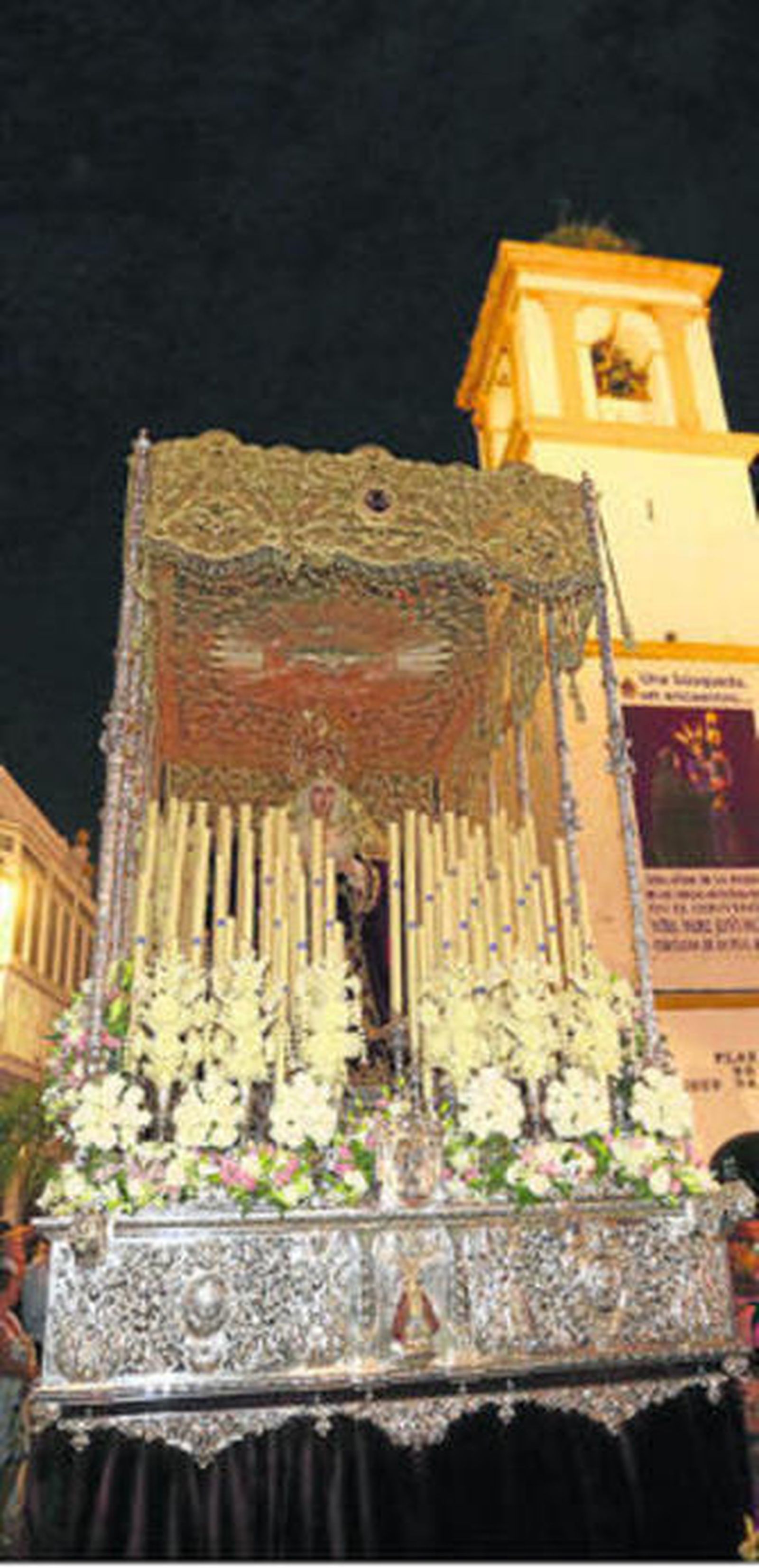 La titular mariana de la Hermandad del Nazareno, María Santísima de los Dolores, tras la salida de su templo.