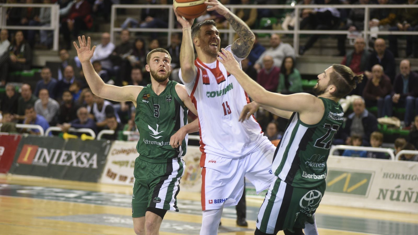 Guille Rubio forcejea con un rival