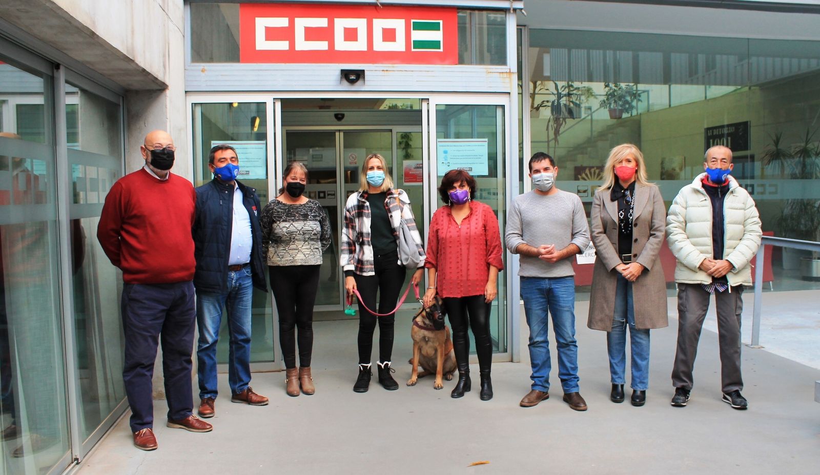 El objetivo es que estos perros escolta puedan acceder a espacios públicos y acompañar en todo momento a las víctimas.