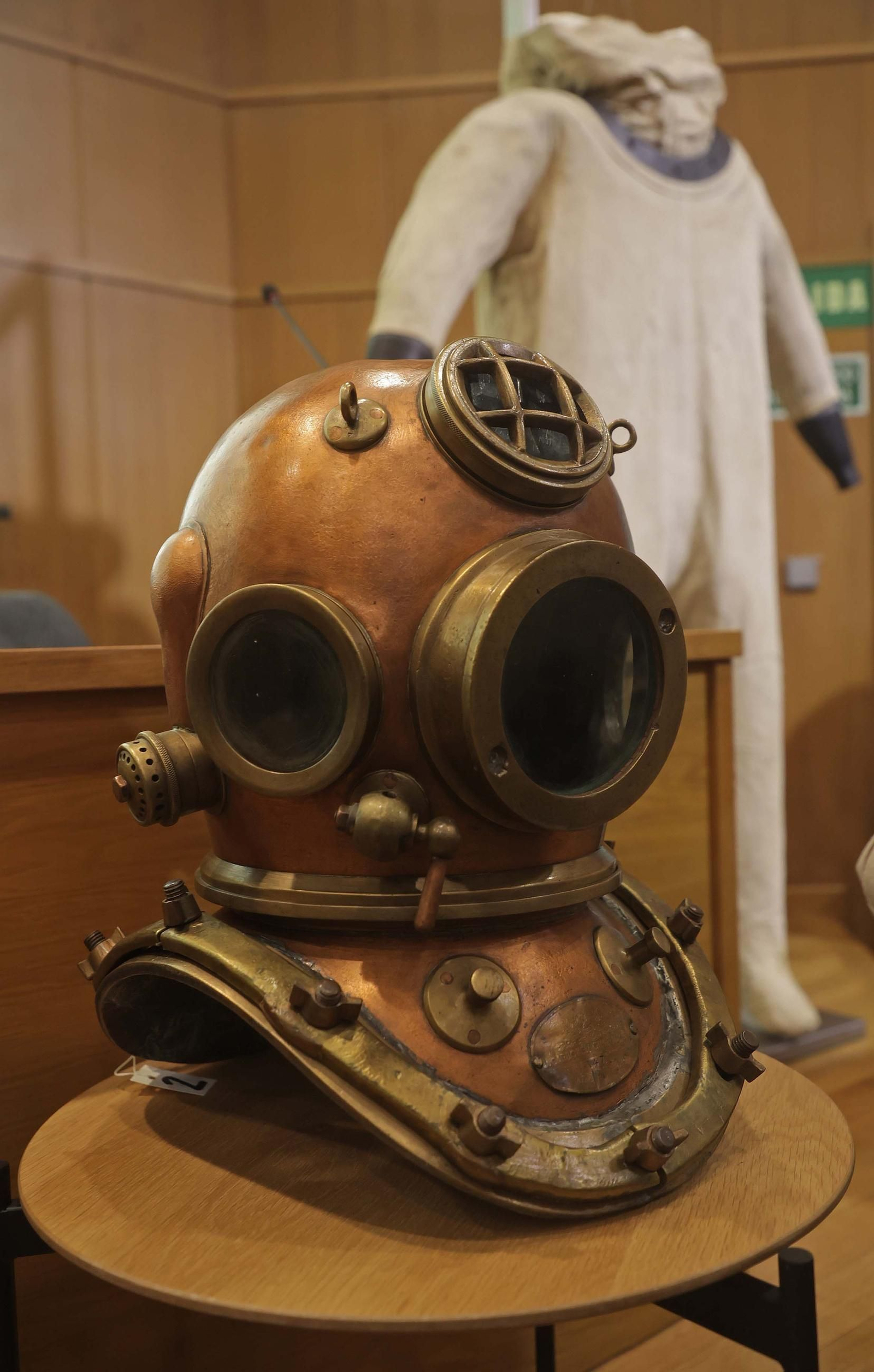 Fotos de la restauración de un traje clásico de buzo de la primera mitad del siglo XX en Algeciras
