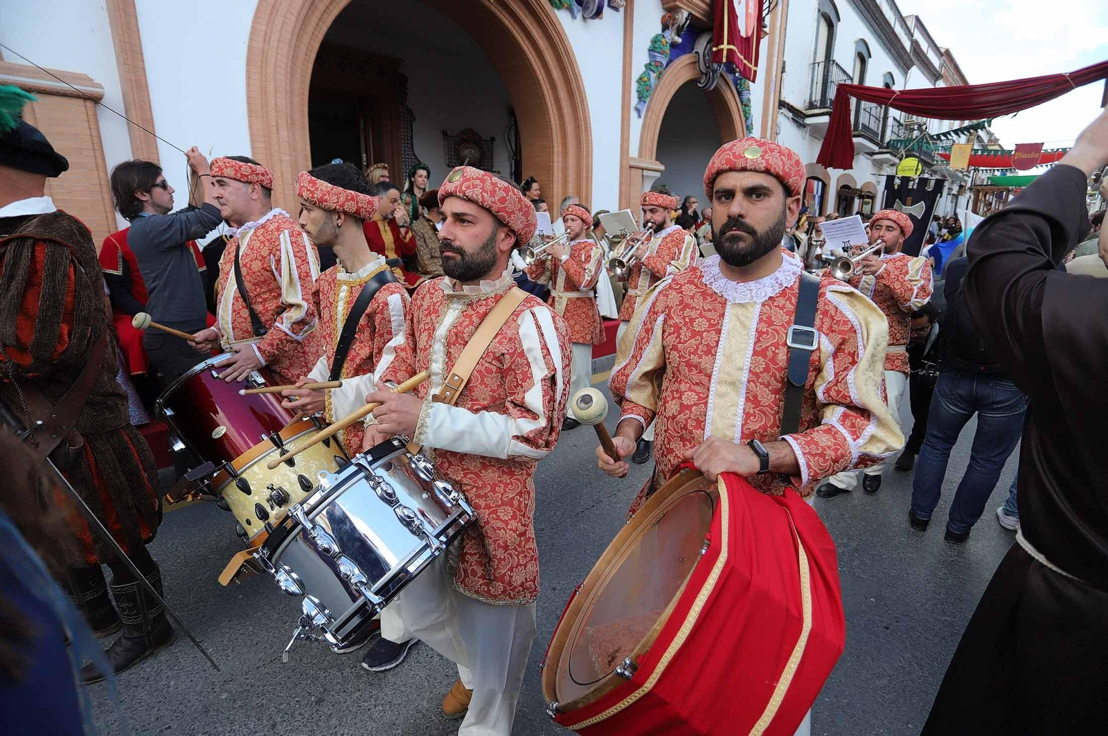 Imágenes del gran ambiente en la Feria Medieval de Palos de la Frontera, Huelva