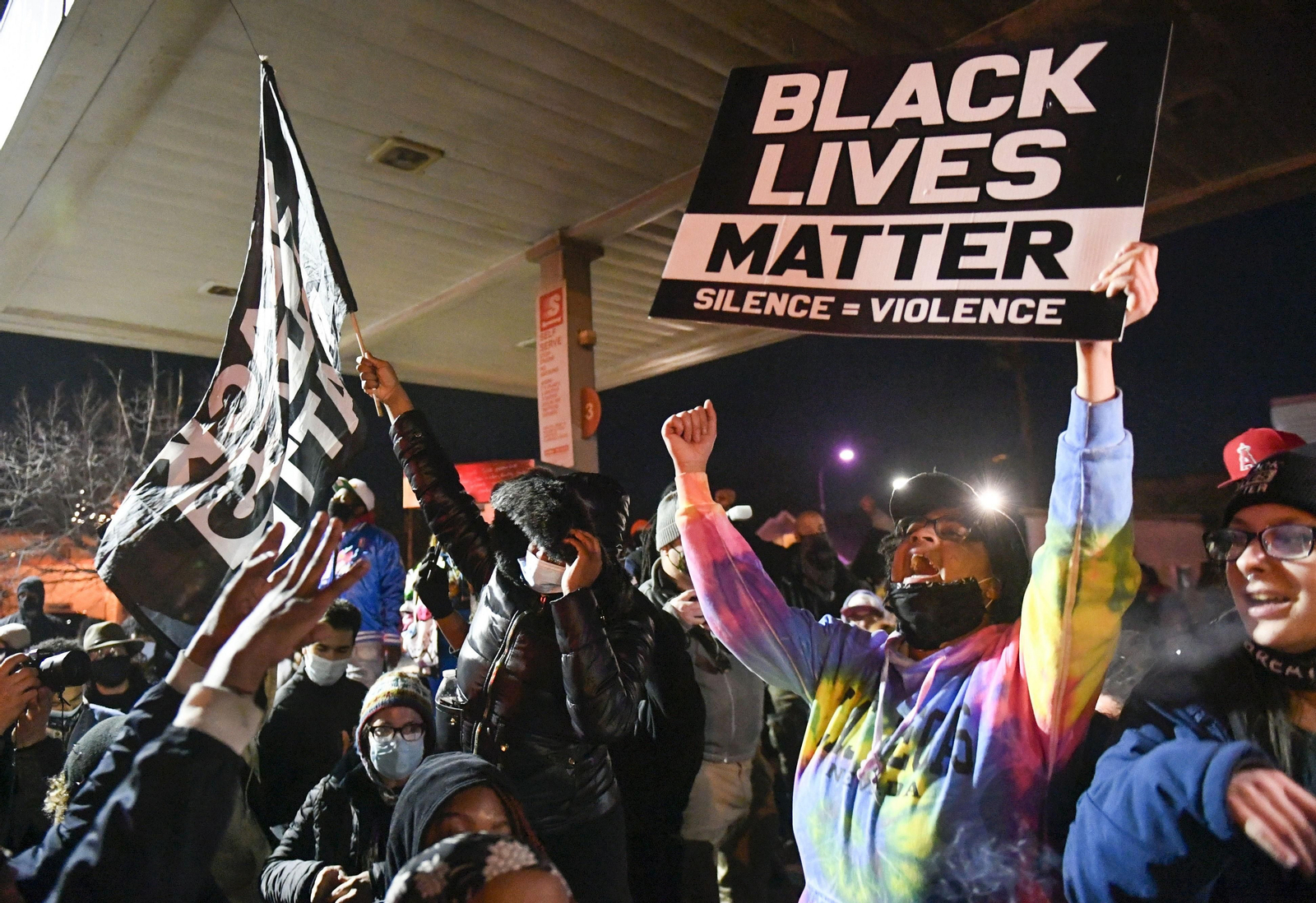 Una multitud sostiene carteles del movimiento Black Lives Matter tras el veredicto de culpabilidad del policía que asfixió a George Floyd. Una multitud sostiene carteles del movimiento Black Lives Matter tras el veredicto de culpabilidad del policía que asfixió a George Floyd.