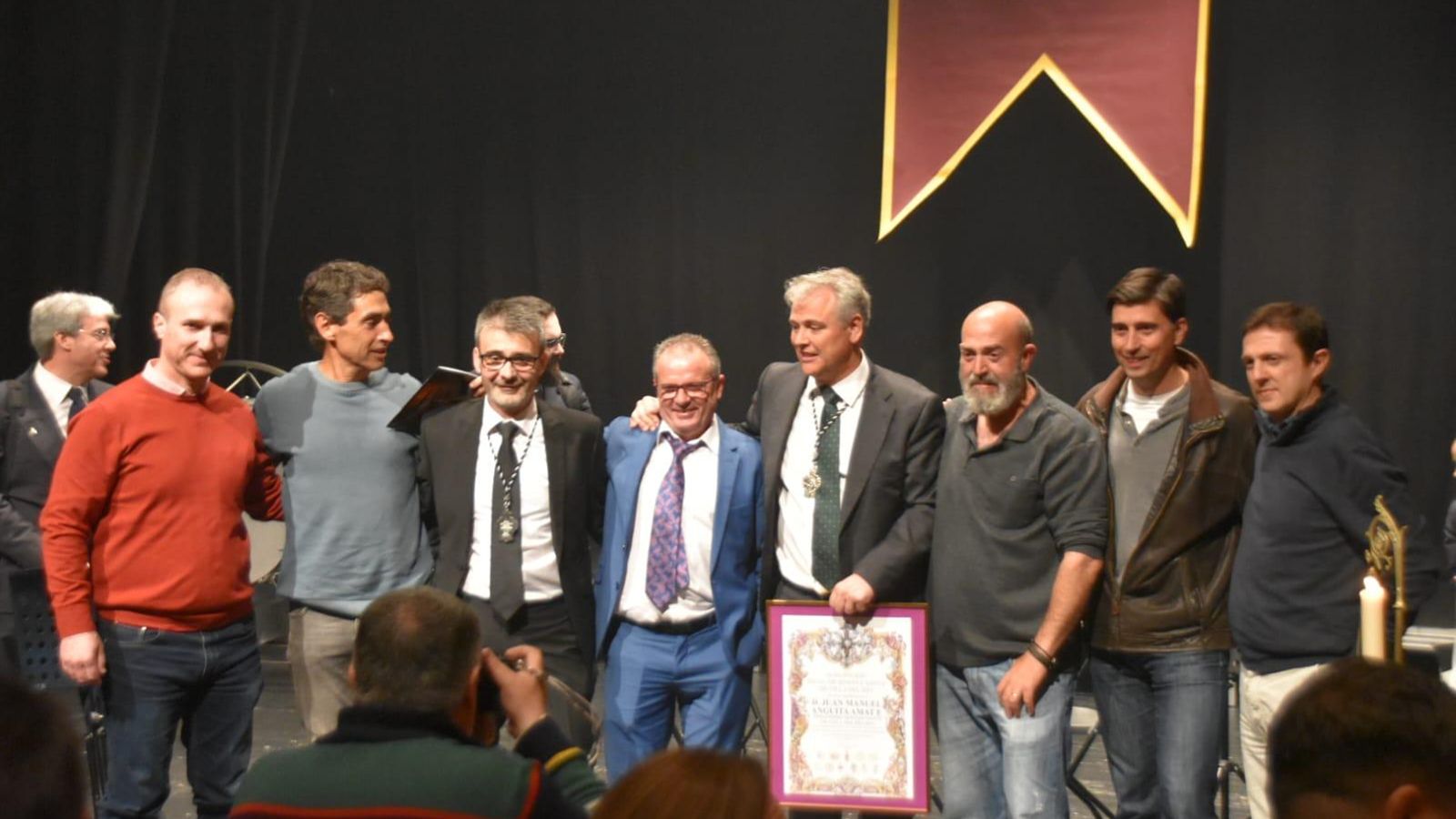 El pregonero, acompañado por sus amigos y compañeros del Santísimo Cristo de los Estudiantes.