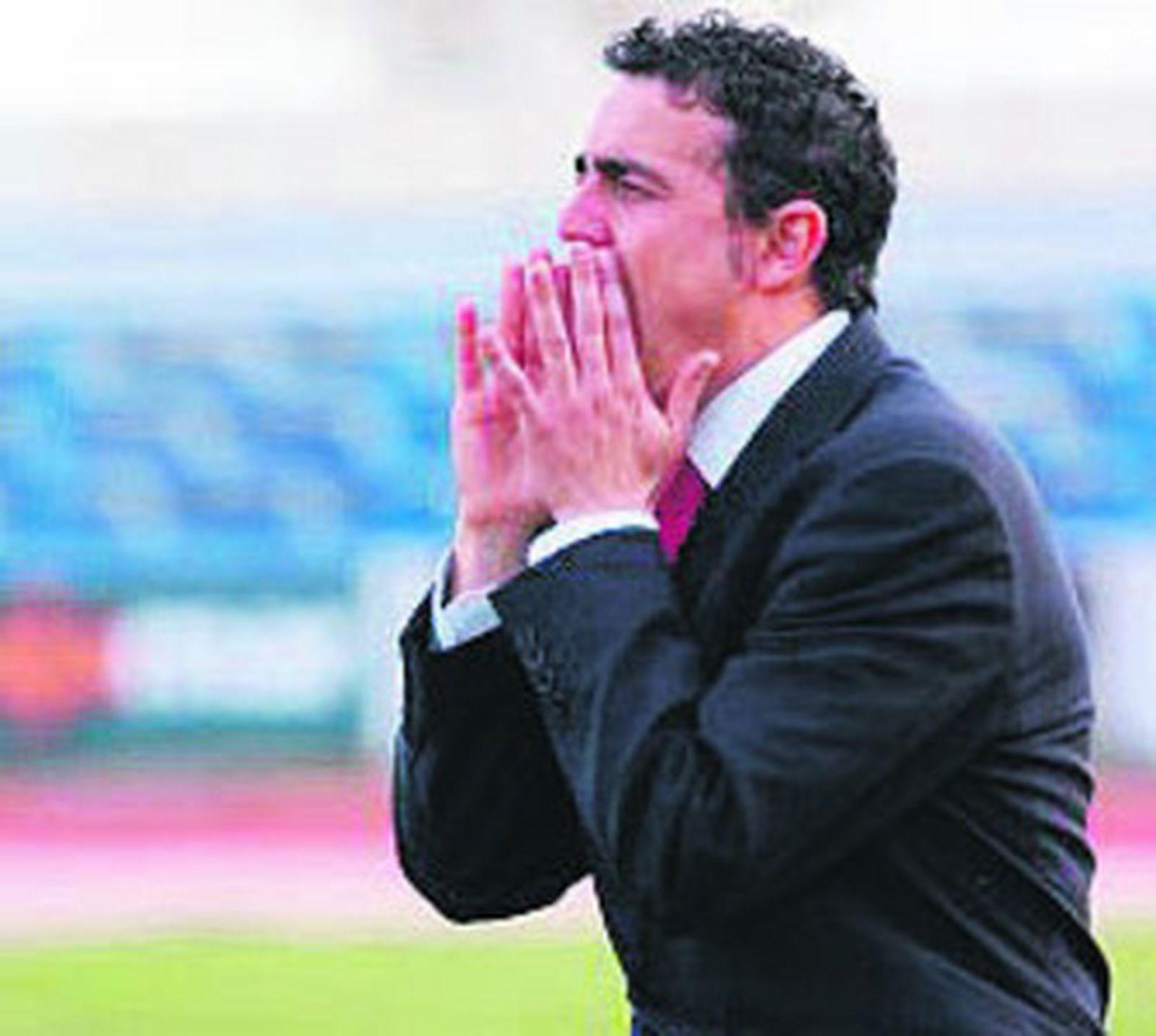 Antolín Gonzalo dando instrucciones desde el banquillo.