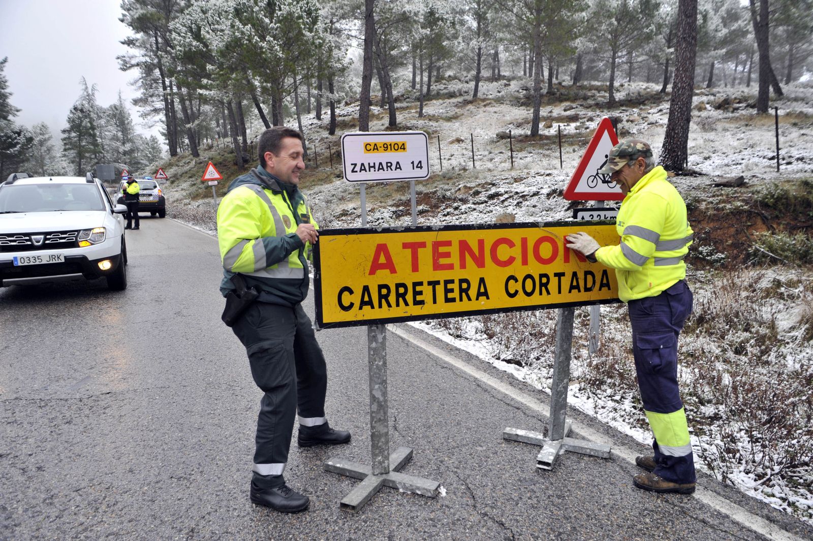 Imagen de archivo de una carretera cortada por nieve