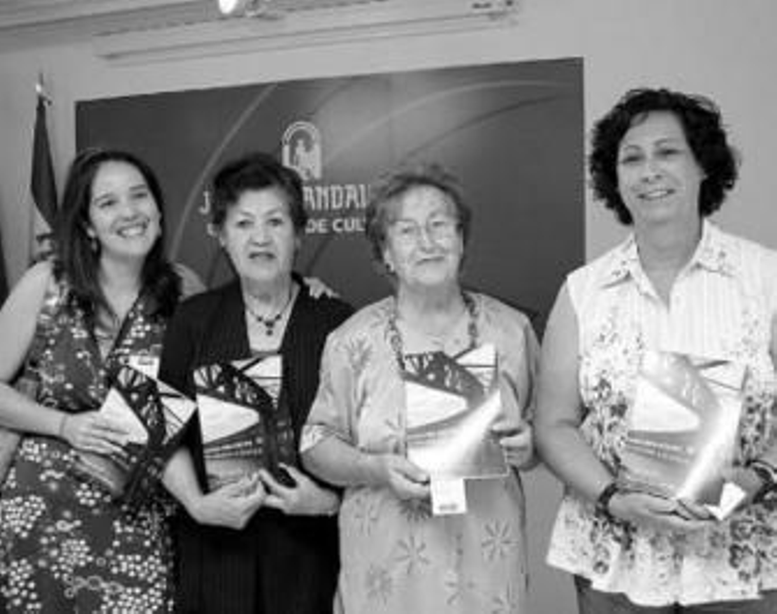 Paqui Aquino (a la derecha) posó junto a tres de las autoras. A la derecha, Jesús Velasco, Paqui Aquino y Juan Manuel Díaz Cabrera.