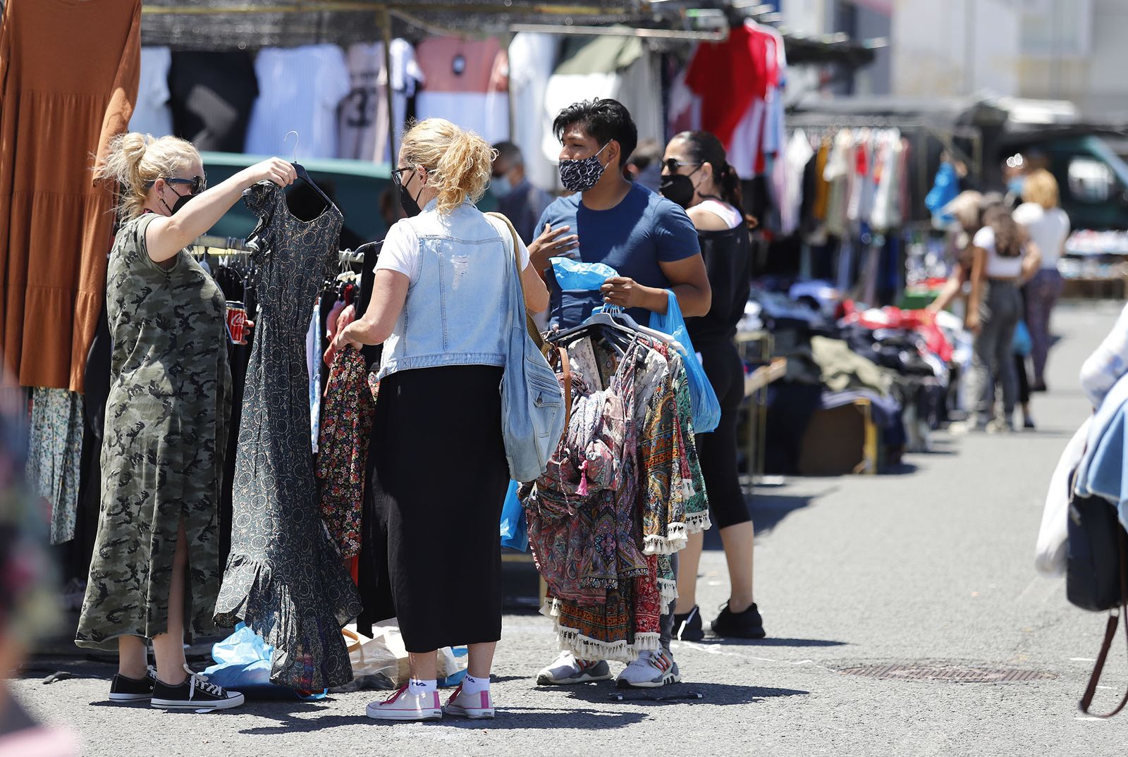 Imágenes del Mercadillo de Huelva en su nueva ubicación