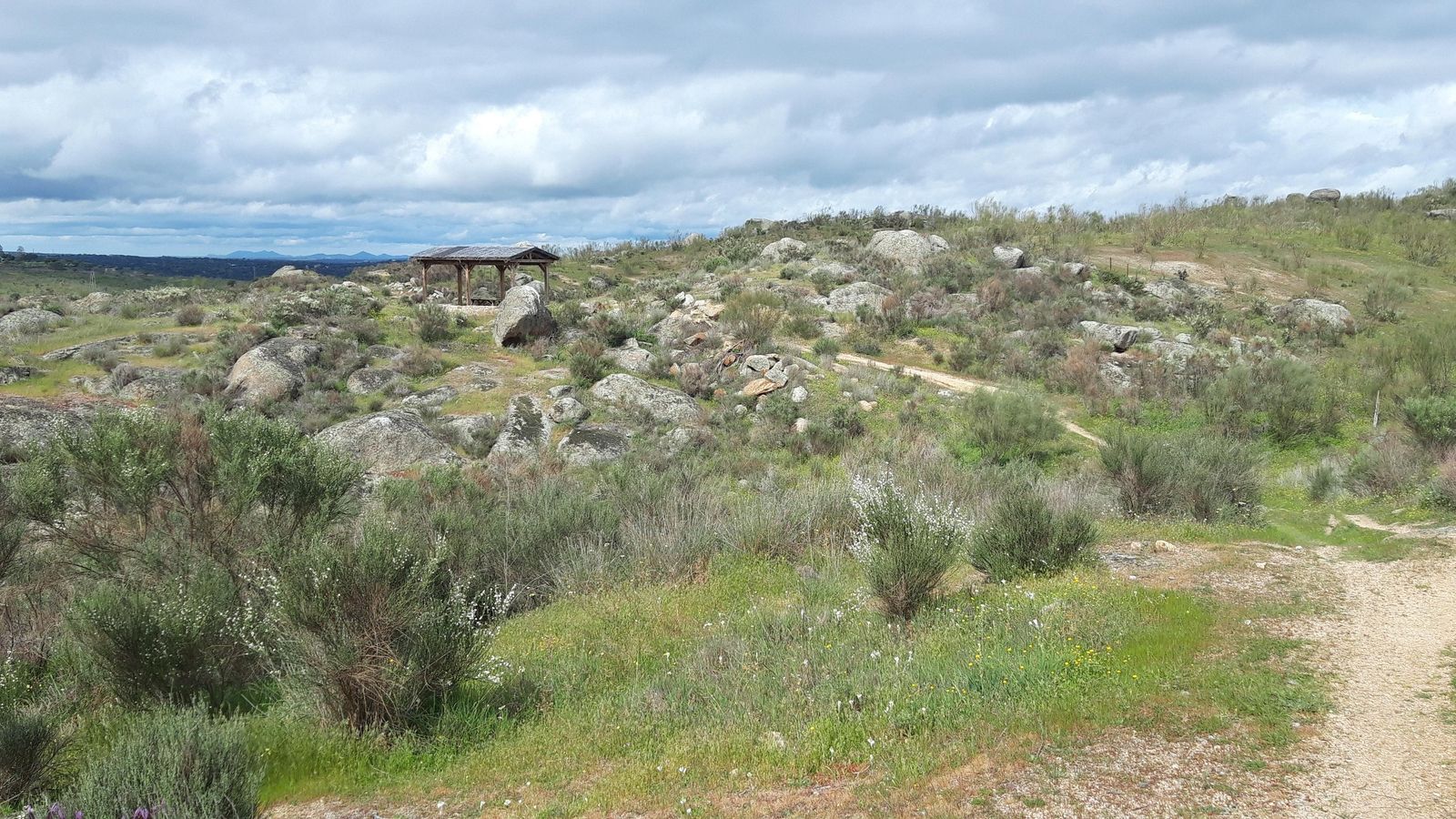 Un pequeño refugio tras las obras del AVE. En este tramo el camino serpenteará mucho.