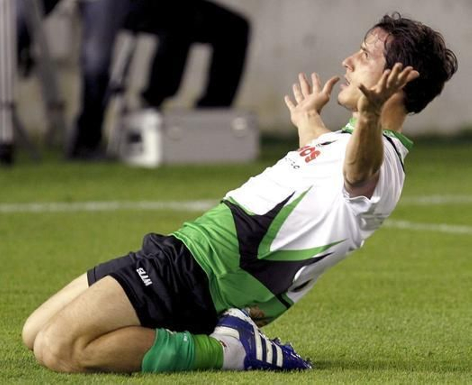 El Sevilla pierde un punto en el descuento frente al Racing (3-2). / EFE