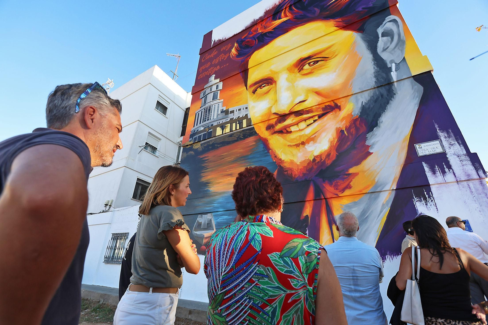 Imágenes de la inauguración del mural homenaje a Manuel Carrasco en Isla Cristina