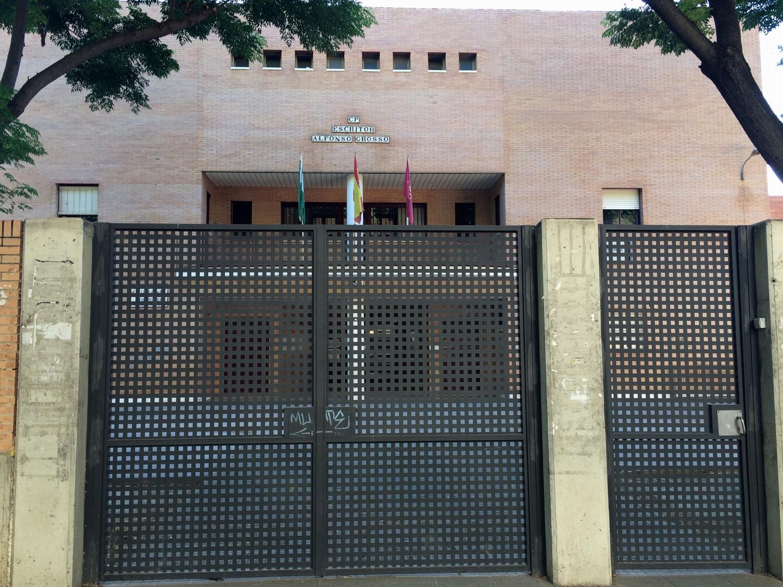 Una imagen de la entrada de este colegio público, ubicado en la calle Alejandro Sawa, de la capital.