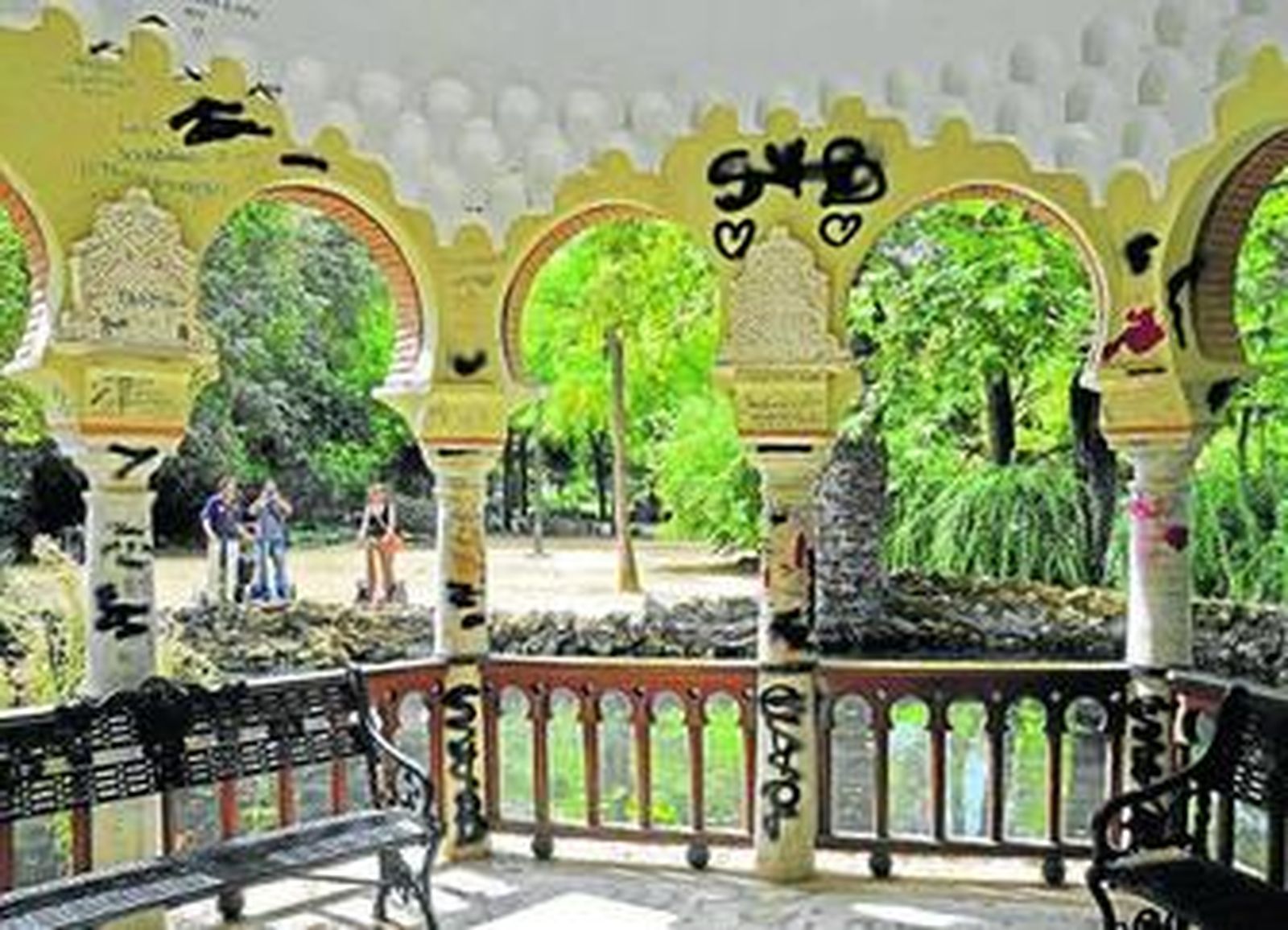 Pintadas y vandalismo en uno de los miradores del parque de María Luisa, para sorpresa de los turistas.