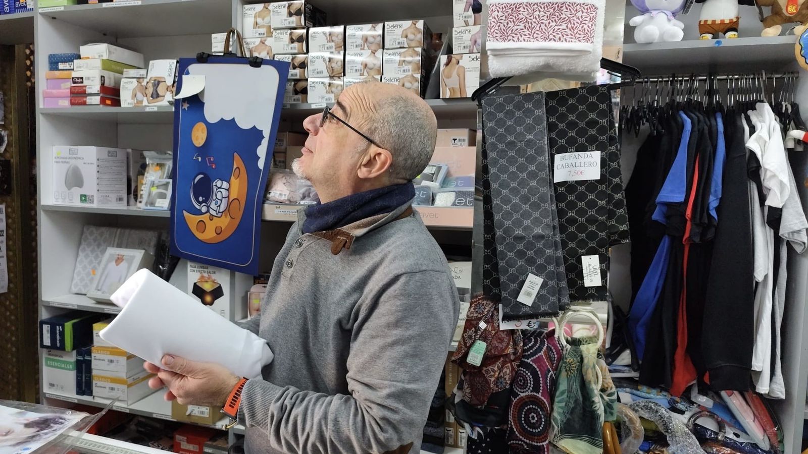 Bernardo Millán en su comercio