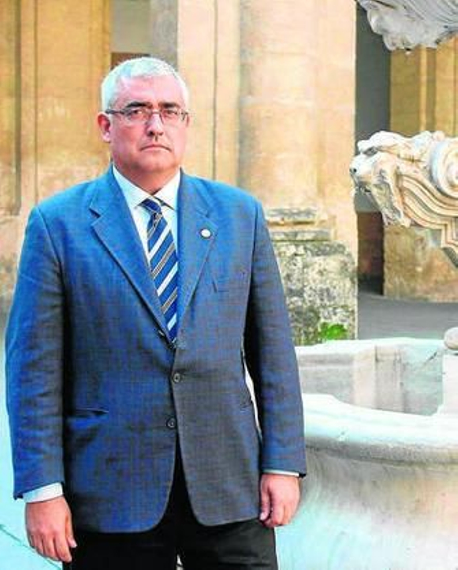 Ramírez de Arellano, en el patio del Rectorado.